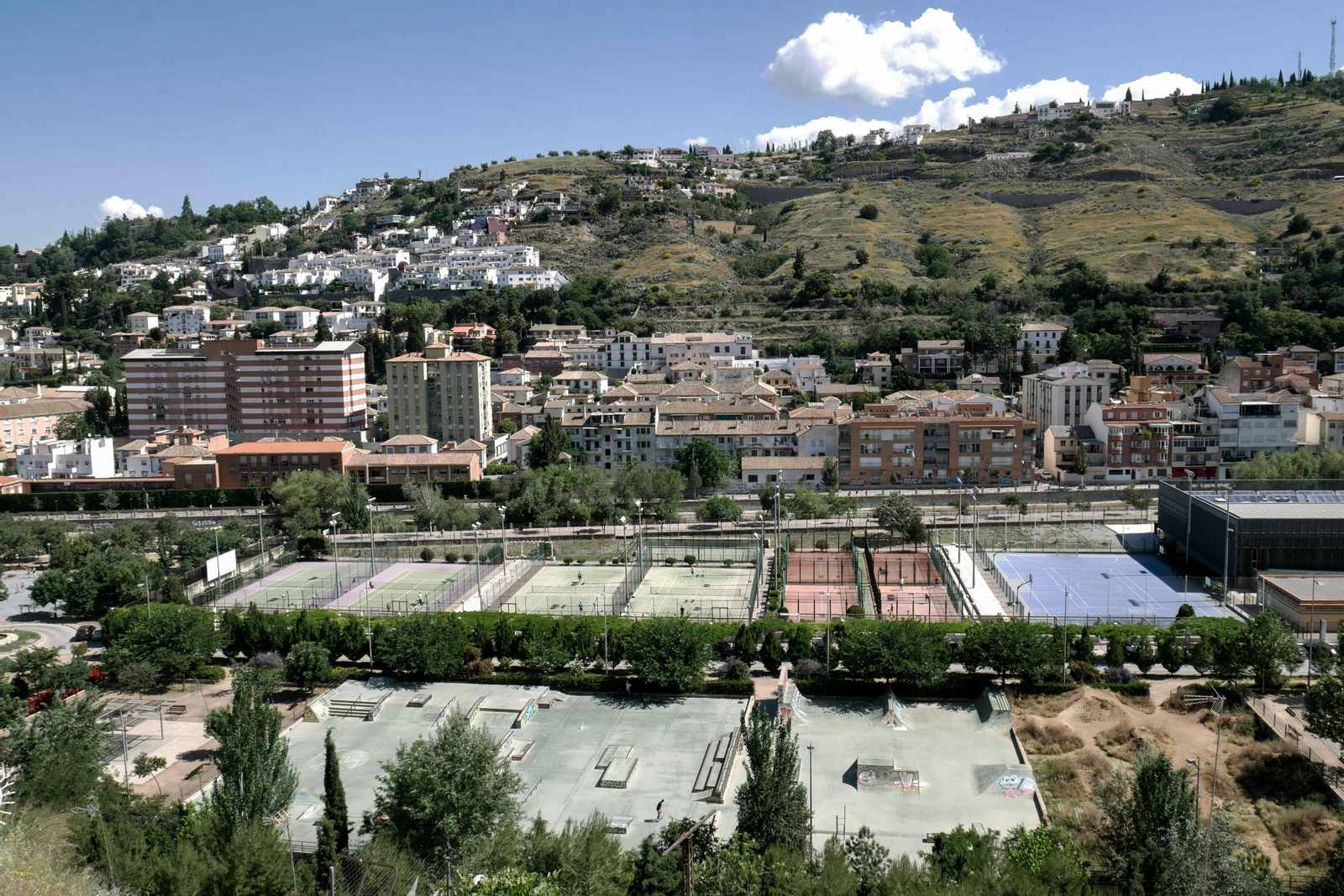 Vista del polideportivo y el skatepark de la Bola de Oro