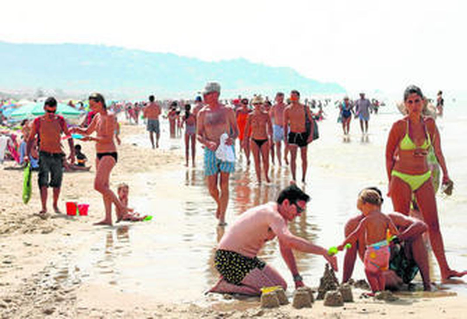 La playa de Zahara de los Atunes, abarrotada de bañistas en una imagen tomada el pasado domingo.