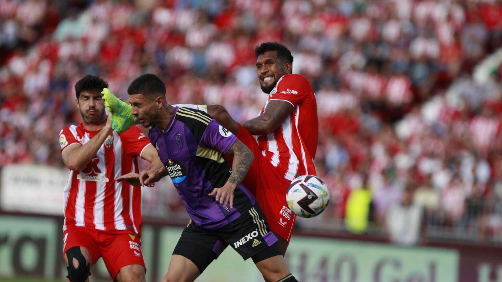 Sousa levanta demasiado el pie ante un rival