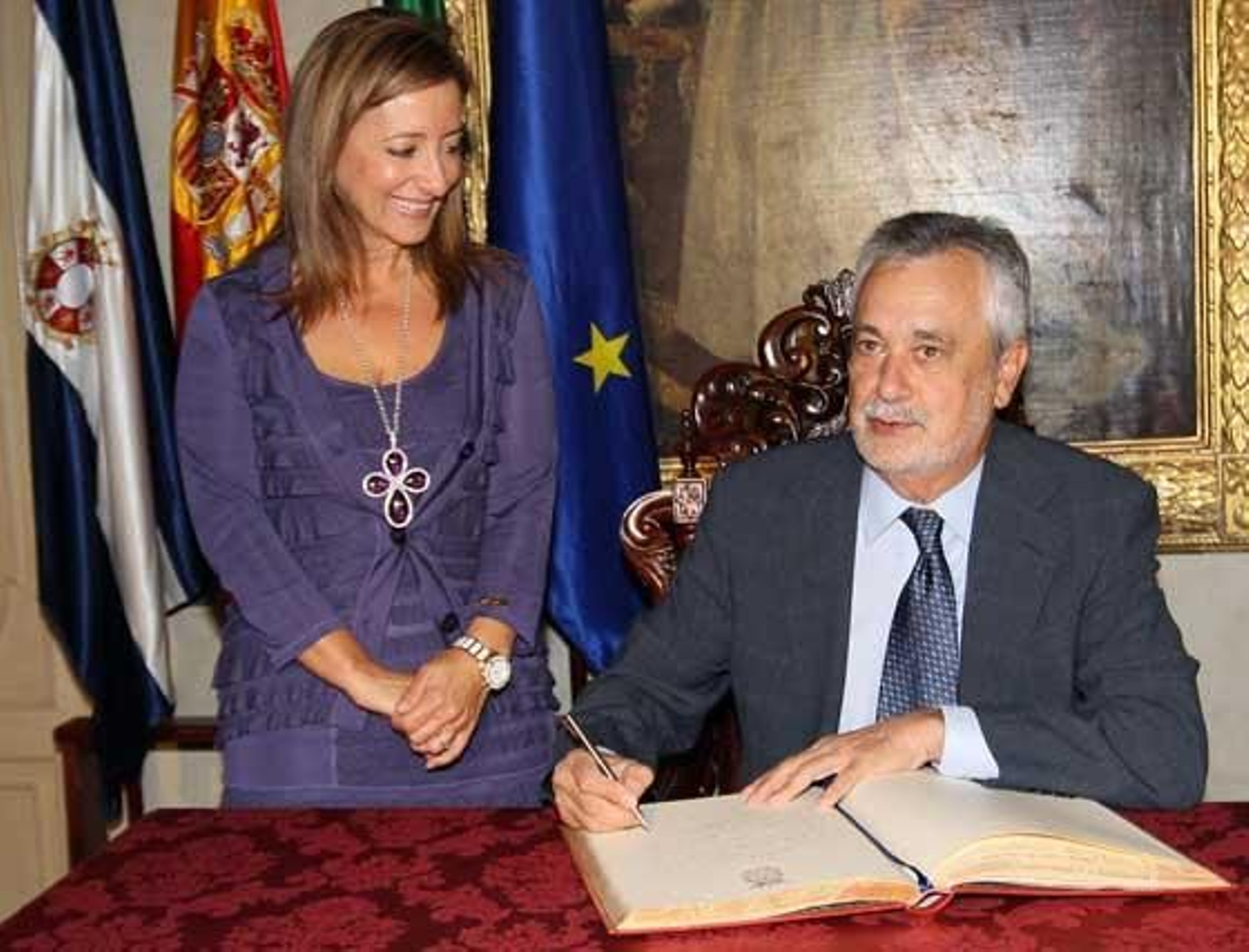Un centenar de manifestantes pita y abuchea a la alcaldesa y al presidente al llegar al Consistorio donde firma el libro de honor y expresa su "apoyo y solidaridad" a Pilar Sánchez

Foto: Miguel Angel Gonzalez