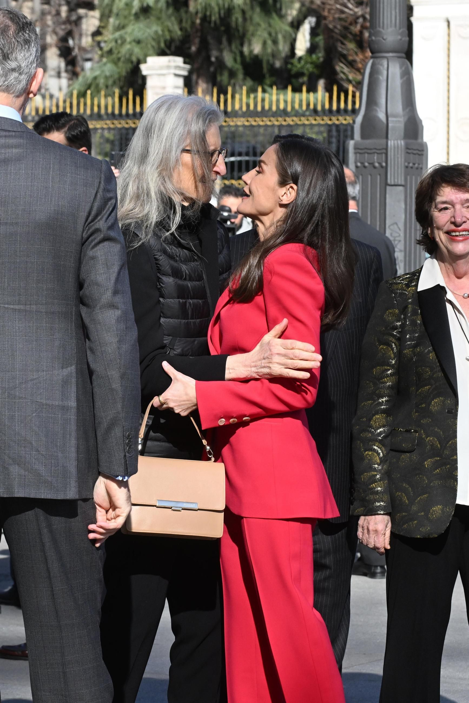 Las fotos de la visita de los Reyes a la exposición con los retratos de Annie Leibovitz