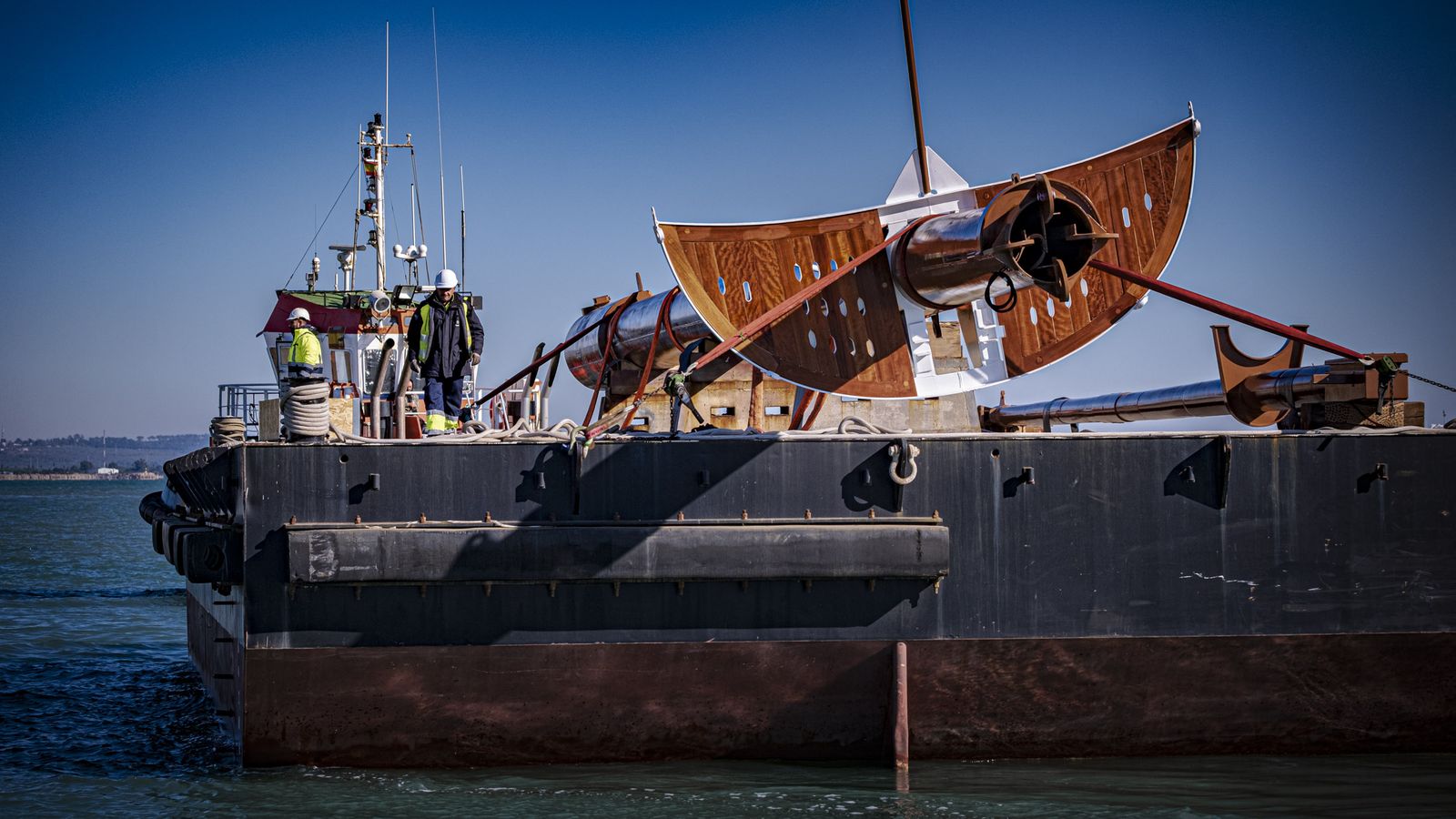 Las imágenes del  traslado por mar del mástil del buque escuela Juan Sebastian Elcano a la Punta de San Felipe