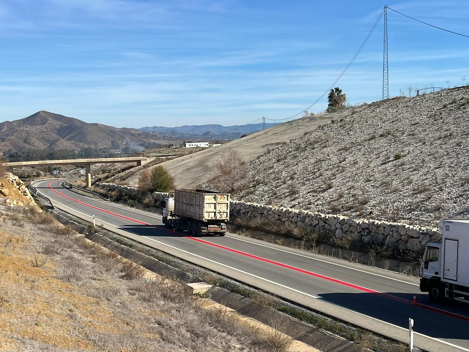 Las nuevas líneas rojas de la DGT en los tramos más peligrosos de las carreteras