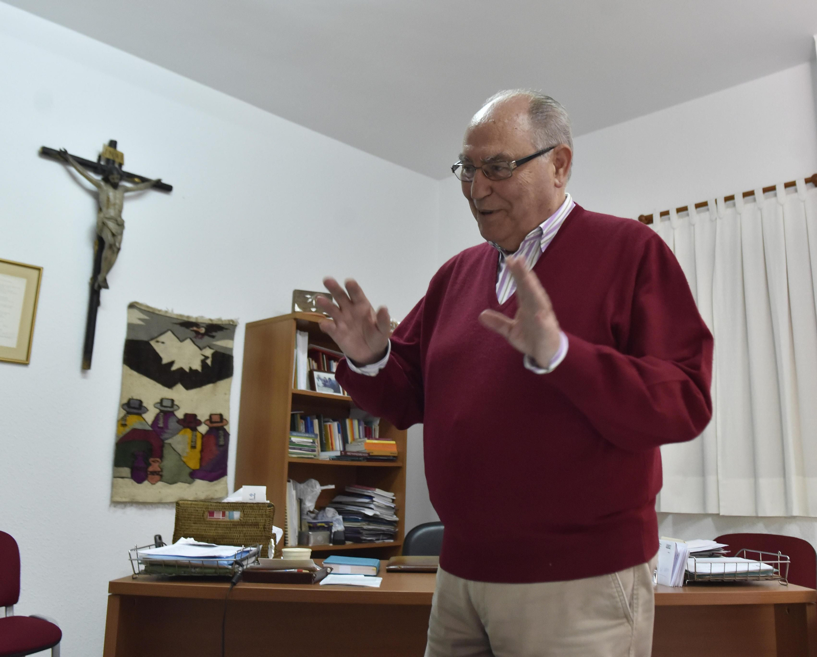 Manuel Moreno, en su despacho parroquial, con algún recuerdo de sus viajes pastorales por Latinoamérica.