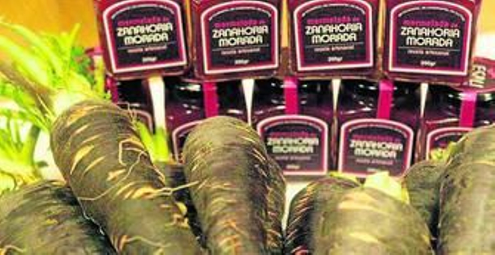 Zanahorias moradas expuestas en un punto de venta.