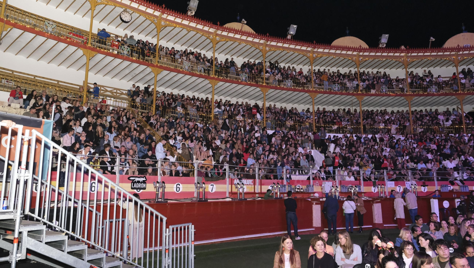 David Bisbal enamora a su Almería en el inicio de la gira 'Todo es Posible en Navidad', en fotografías