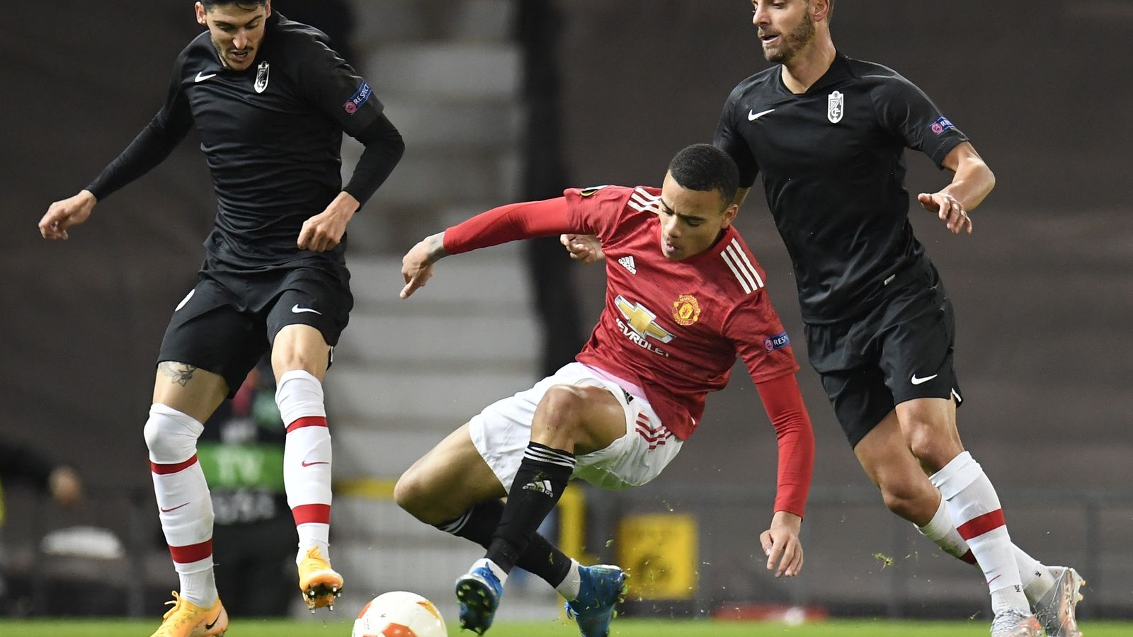 Roberto Soldado pugna con un rival.