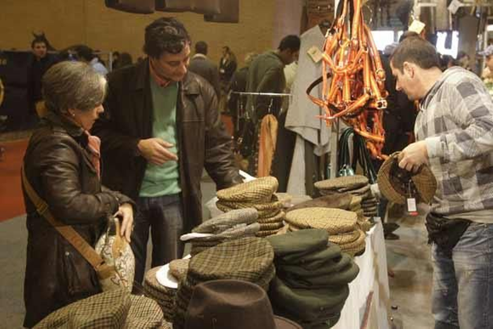 La hermana de Michael Jackson ha compartido espacio en el Sicab con otros famosos del panorama nacional tales como Cayetana de Alba o Juan Antonio Ruiz 'Espartaco'

Foto: Jose Angel Garcia