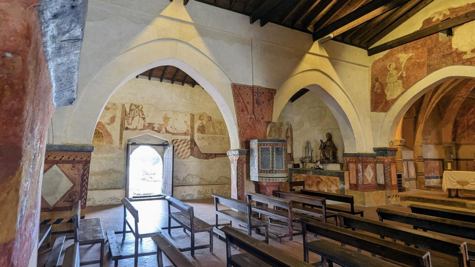 Al fondo, los frescos murales con escenas religiosas Al fondo, los frescos murales con escenas religiosas