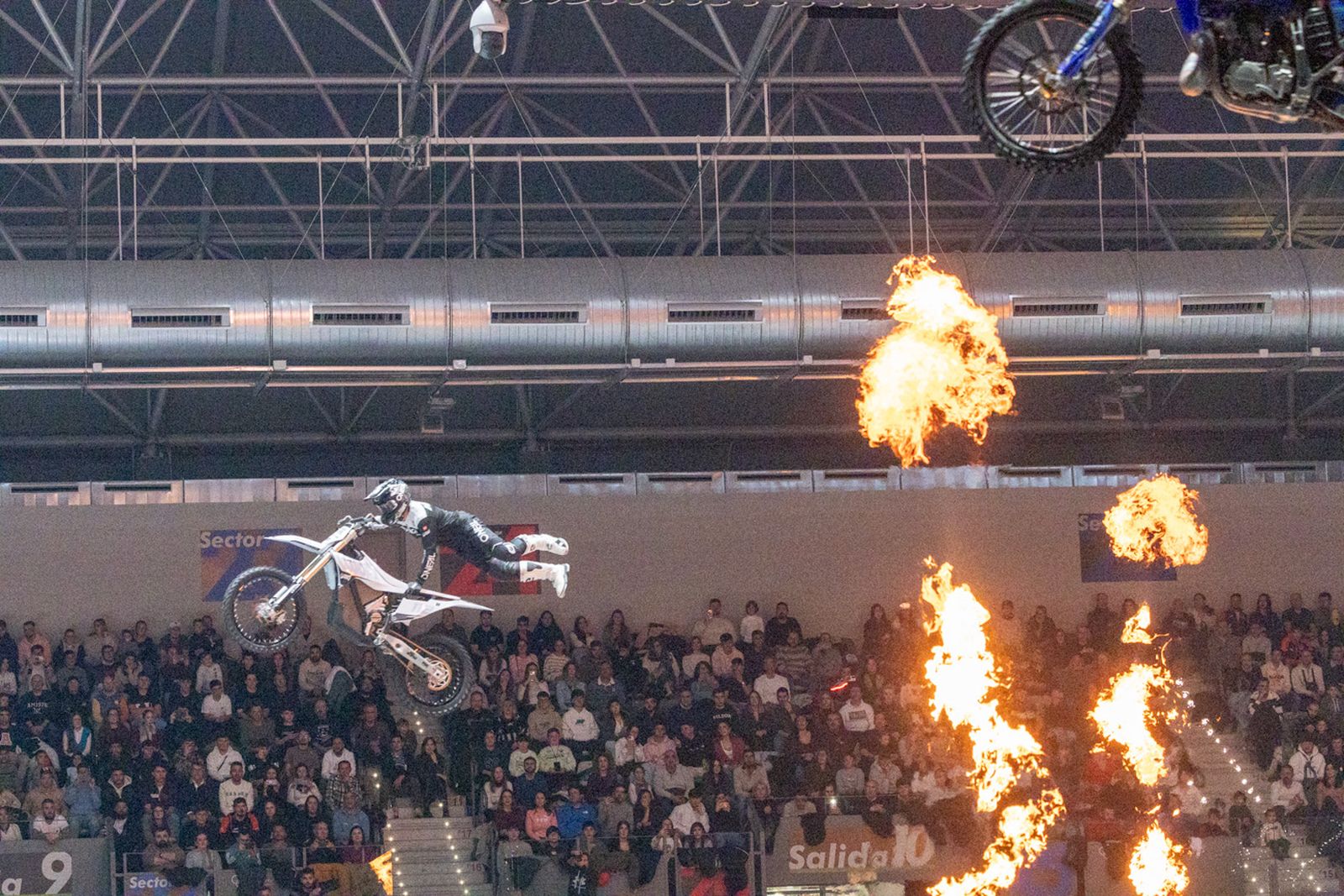En imágenes: el Olivo Arena vibra con piruetas y motor en estado puro en el Soloflow Freestyle (2)