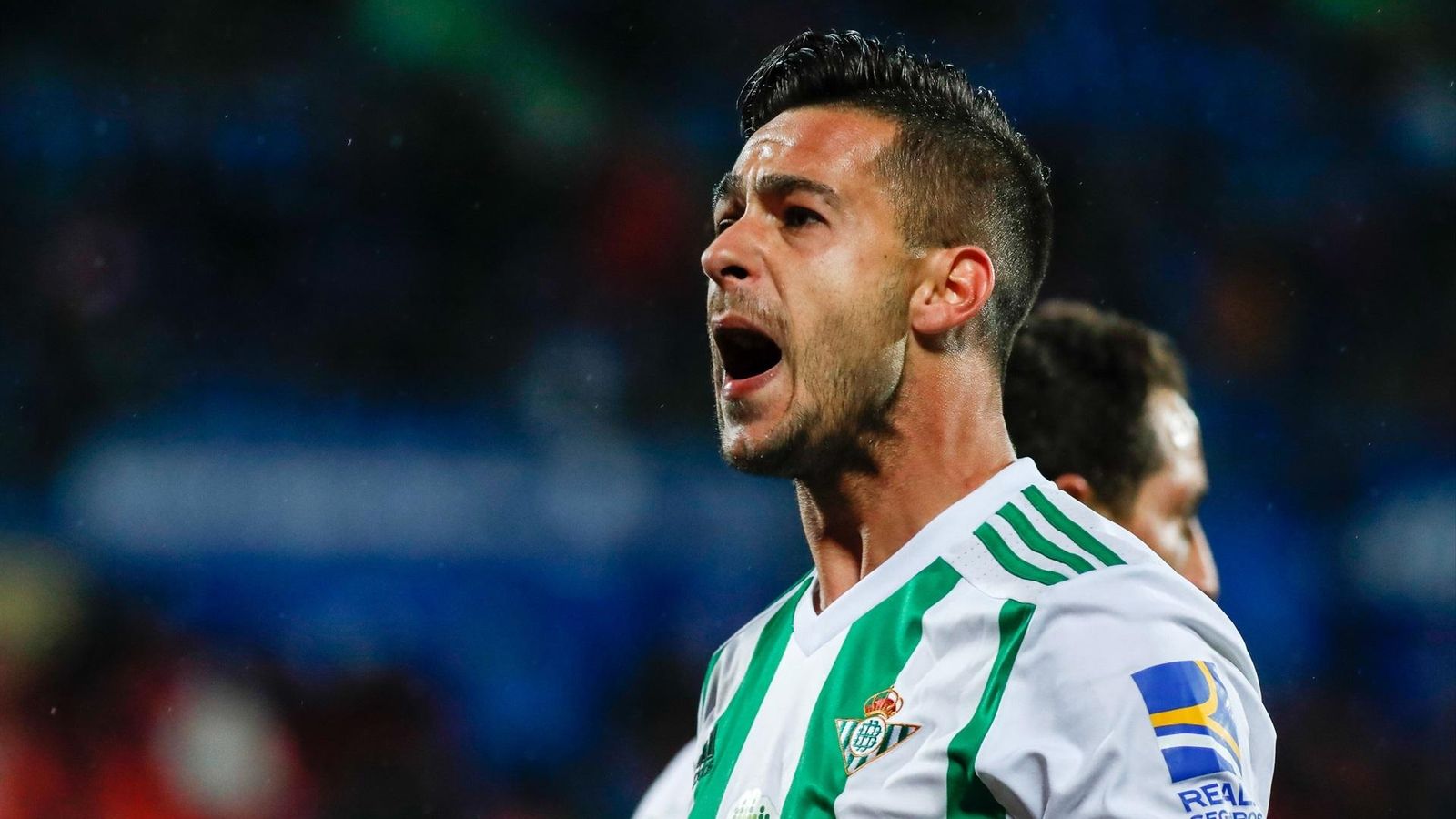 Sergio León celebra uno de sus goles con el Betis