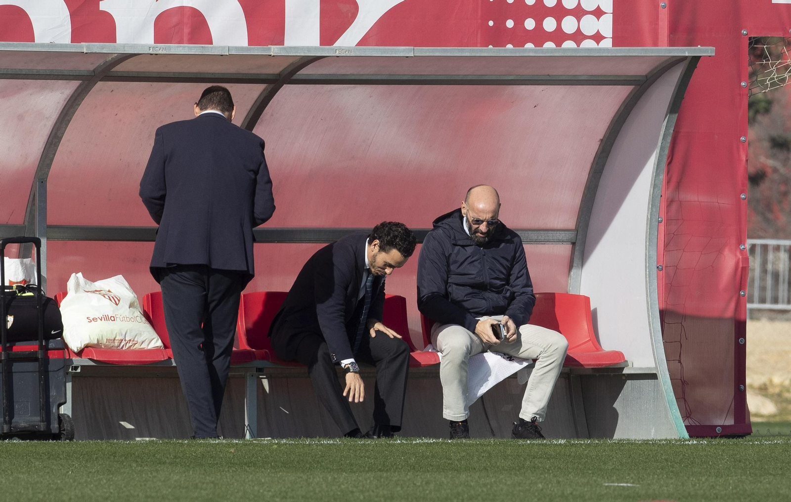 Monchi y José María del Nido Carrasco, ante Emilio de Dios, de espalda, en un entrenamiento.