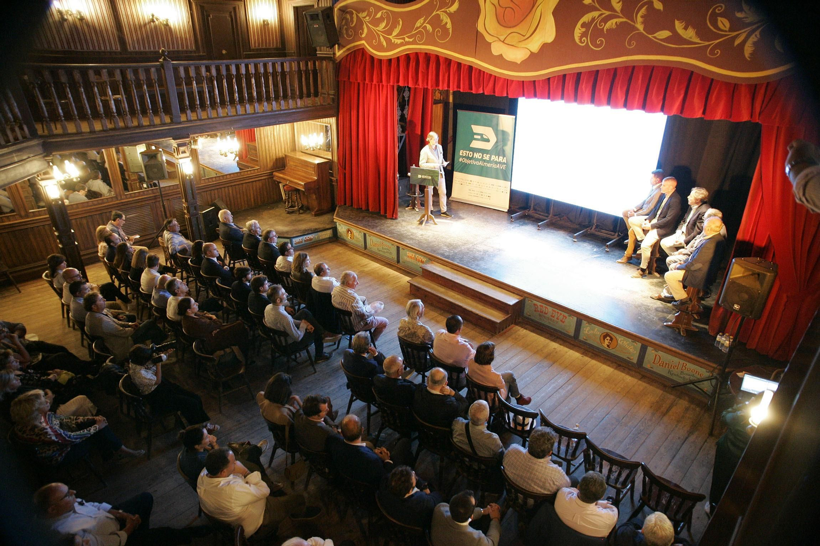 Objetivo Almería AVE ha reivindicado en el MiniHollywood la agilización de las obras de Corredor Mediterráneo