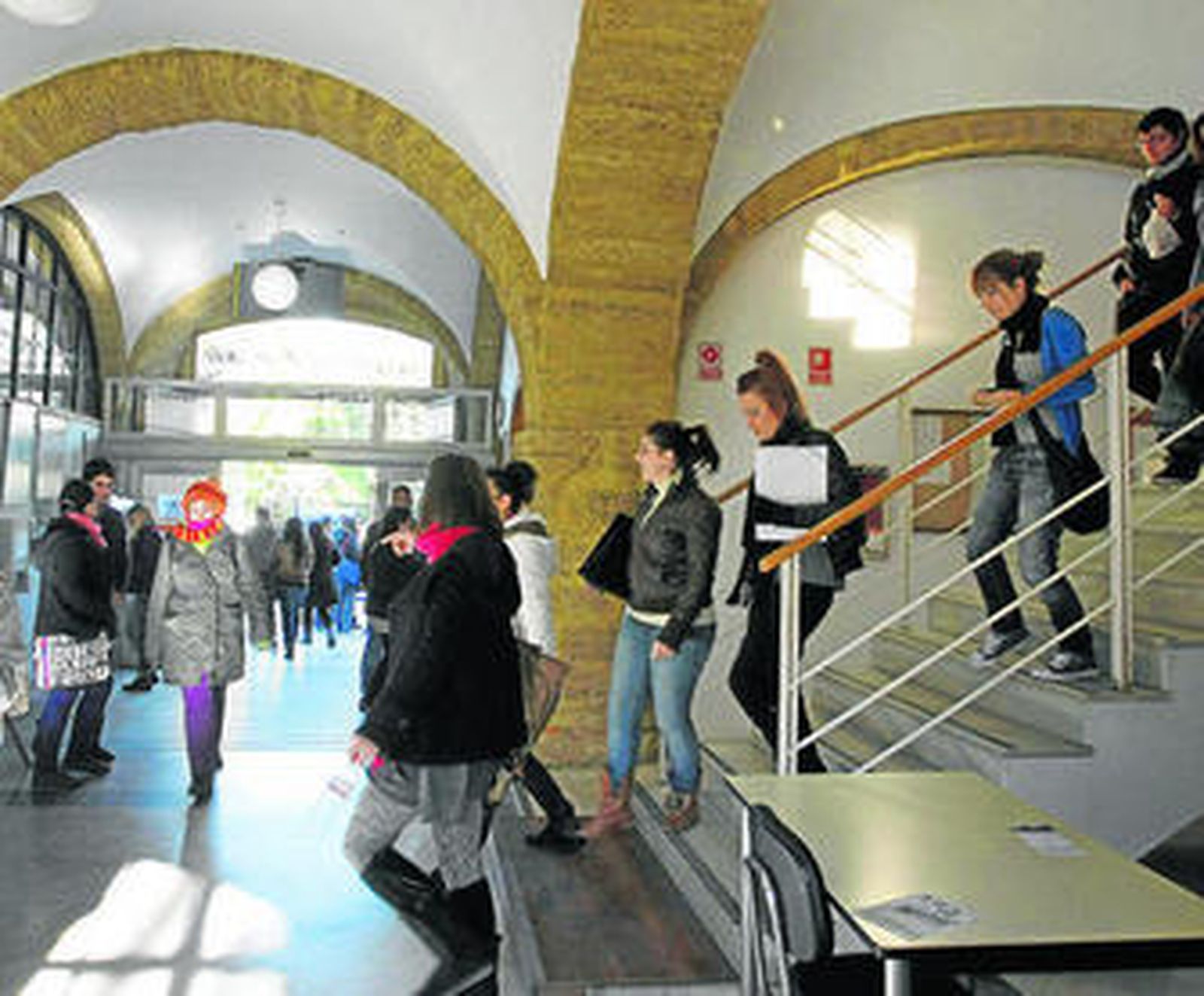 Estudiantes en la Facultad de Filosofía y Letras del campus de Cádiz.