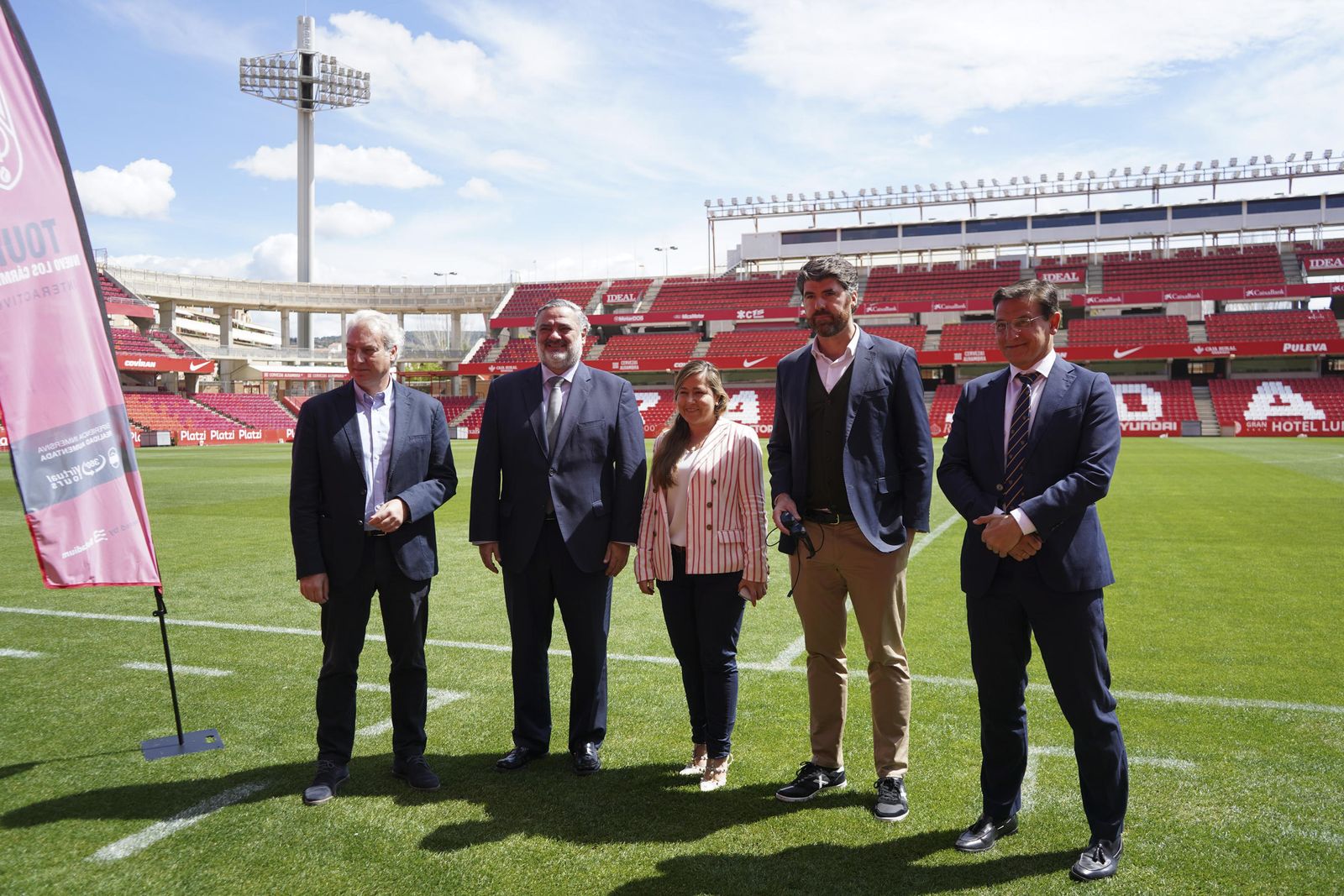 Foto de familia de dirigentes y autoridades durante el nuevo 'Tour' por el estadio