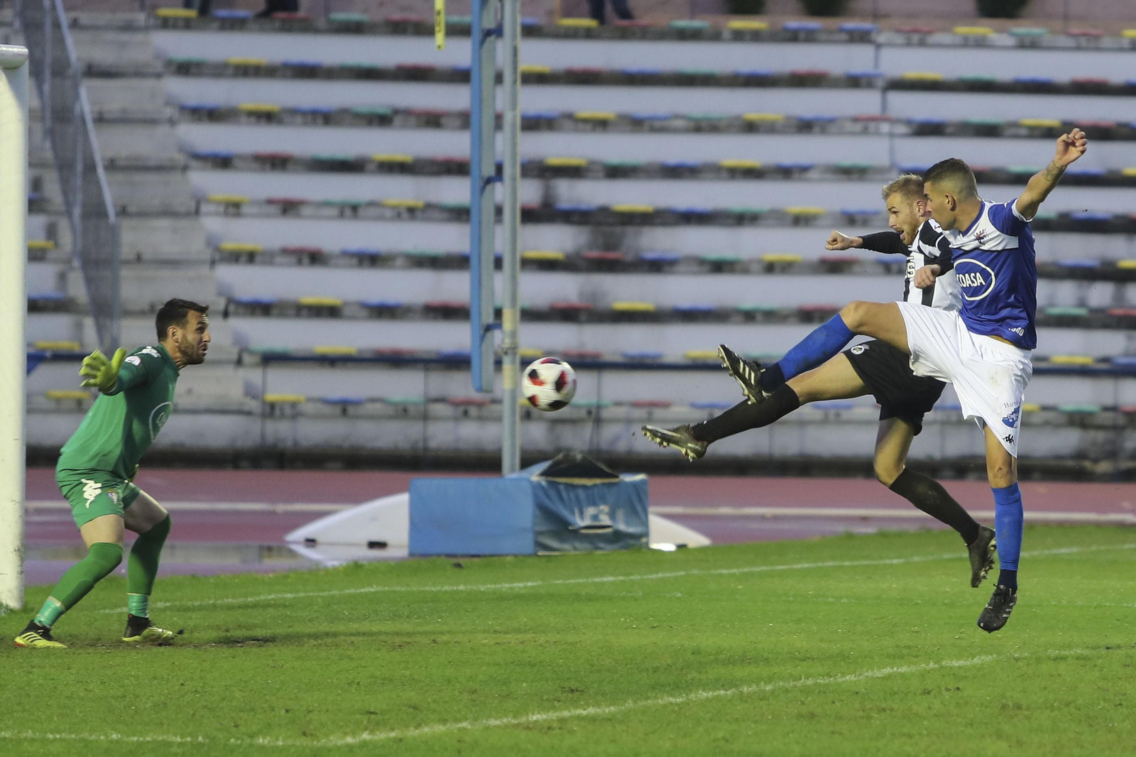 Rubén Gálvez, en su etapa como portero del San Fernando, ante un partido con la Balona.