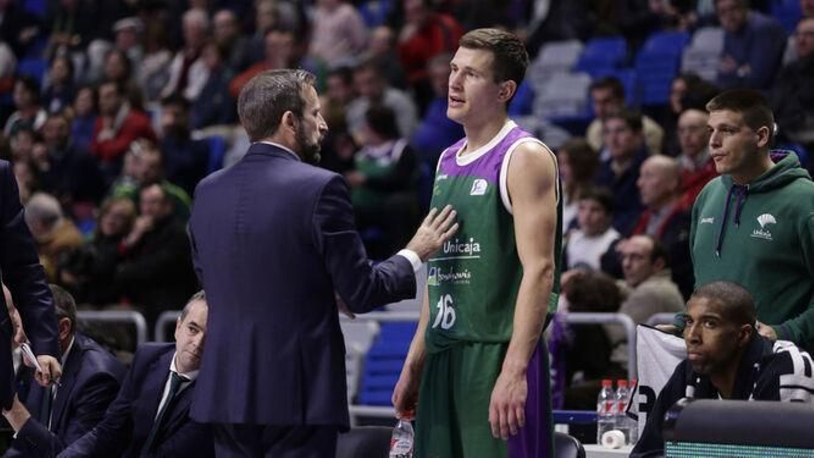 Nemanja Nedovic recibe instrucciones de Joan Plaza