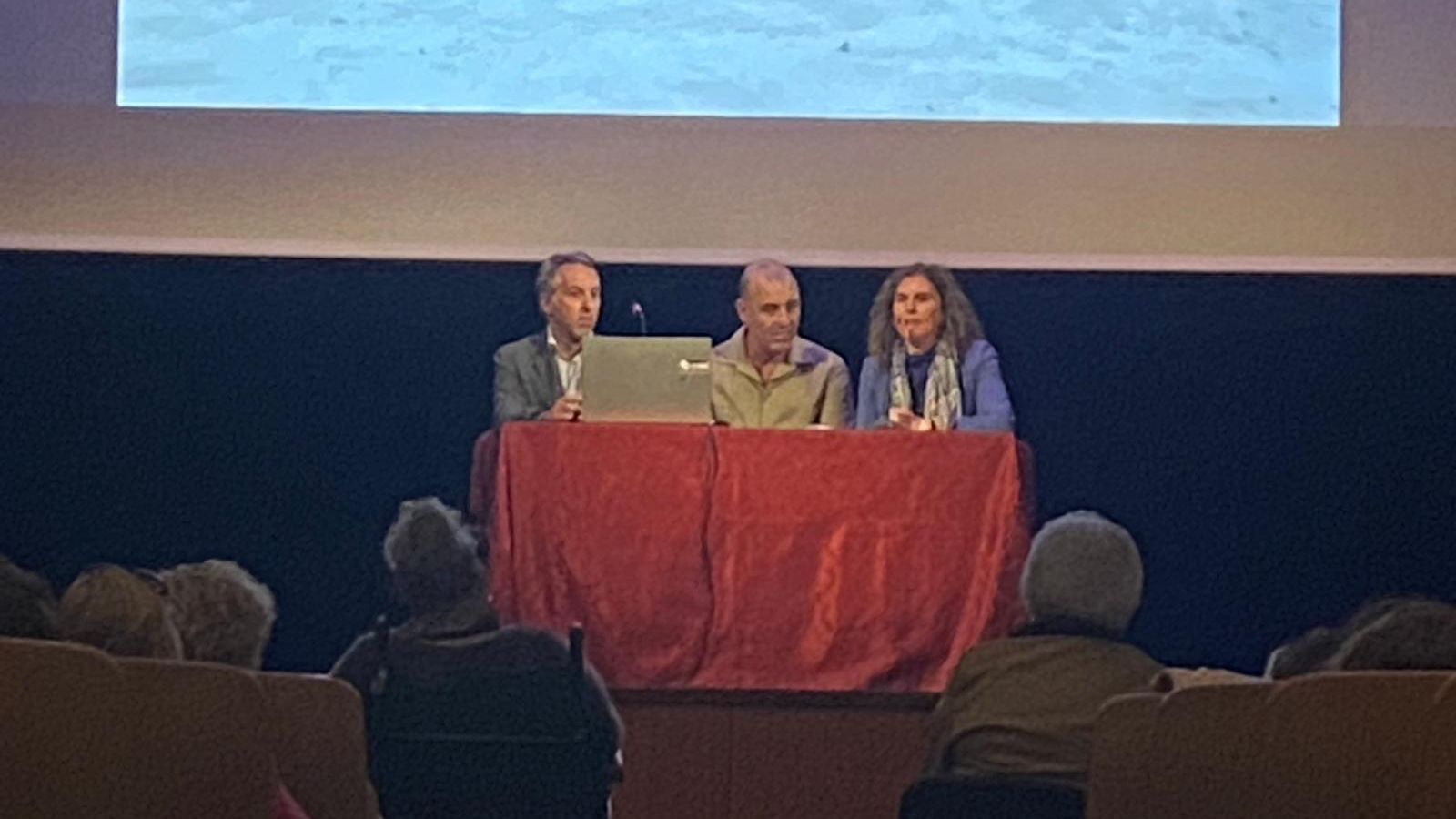 González Caballos, junto a Susana Sánchez Toro y Fran Pereira.