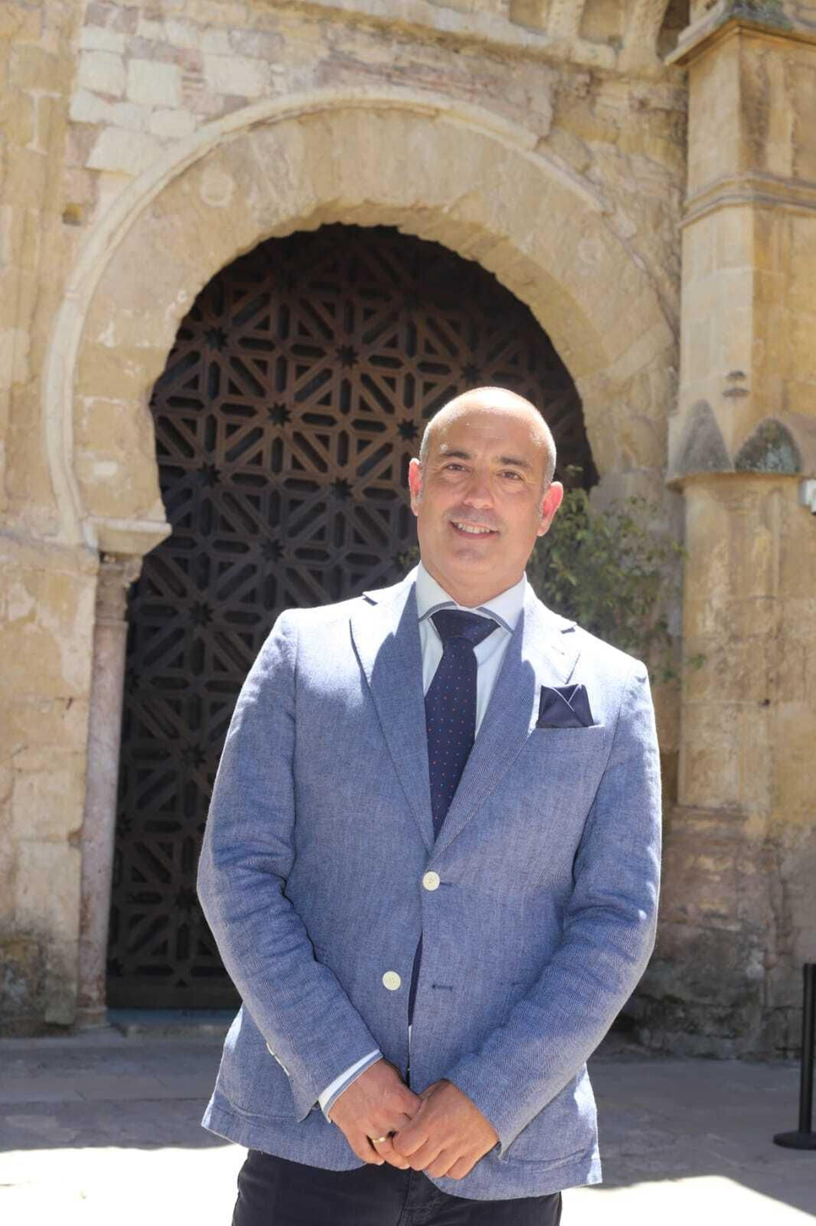 Jesús Andrades, ante la Mezquita de Córdoba.