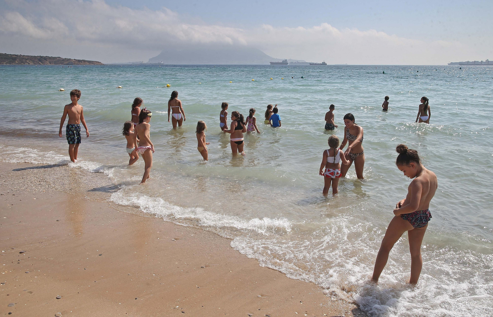 Fotos de las actividades de 'Emociónate con Barrio Vivo' en la playa de Getares