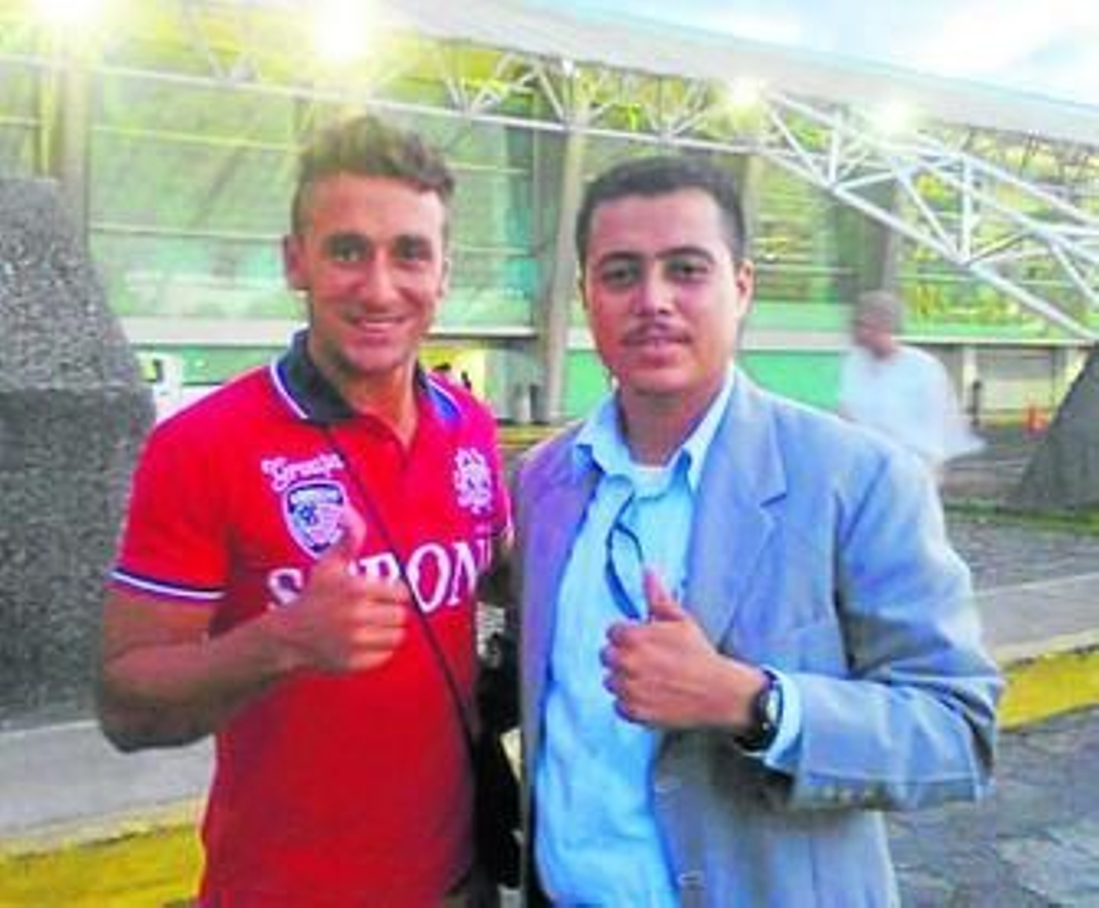 Dani Cadena (i), junto a Carlos Fariña en el aeropuerto de Managua.