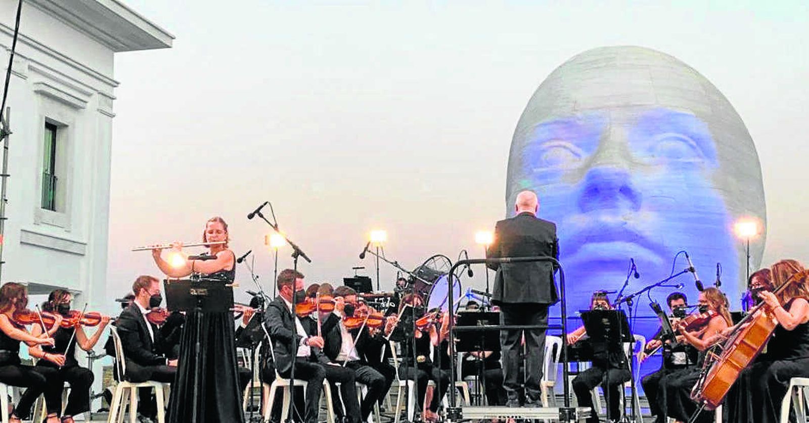 Preciosa imagen de una actuación de la Banda de Música Ciudad de Almería en el Museo Ibáñez.