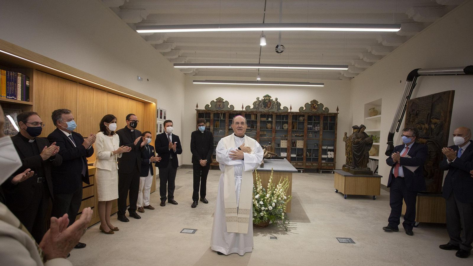 El arzobispo, monseñor Asenjo, durante la bendición del taller de restauración.