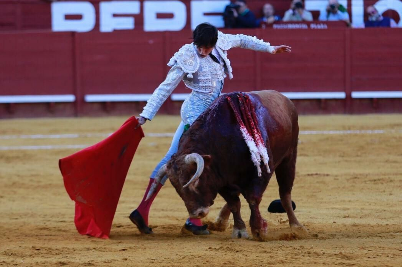 Un lance de Roca Rey la tarde del viernes en la Plaza de Toros de Jerez.