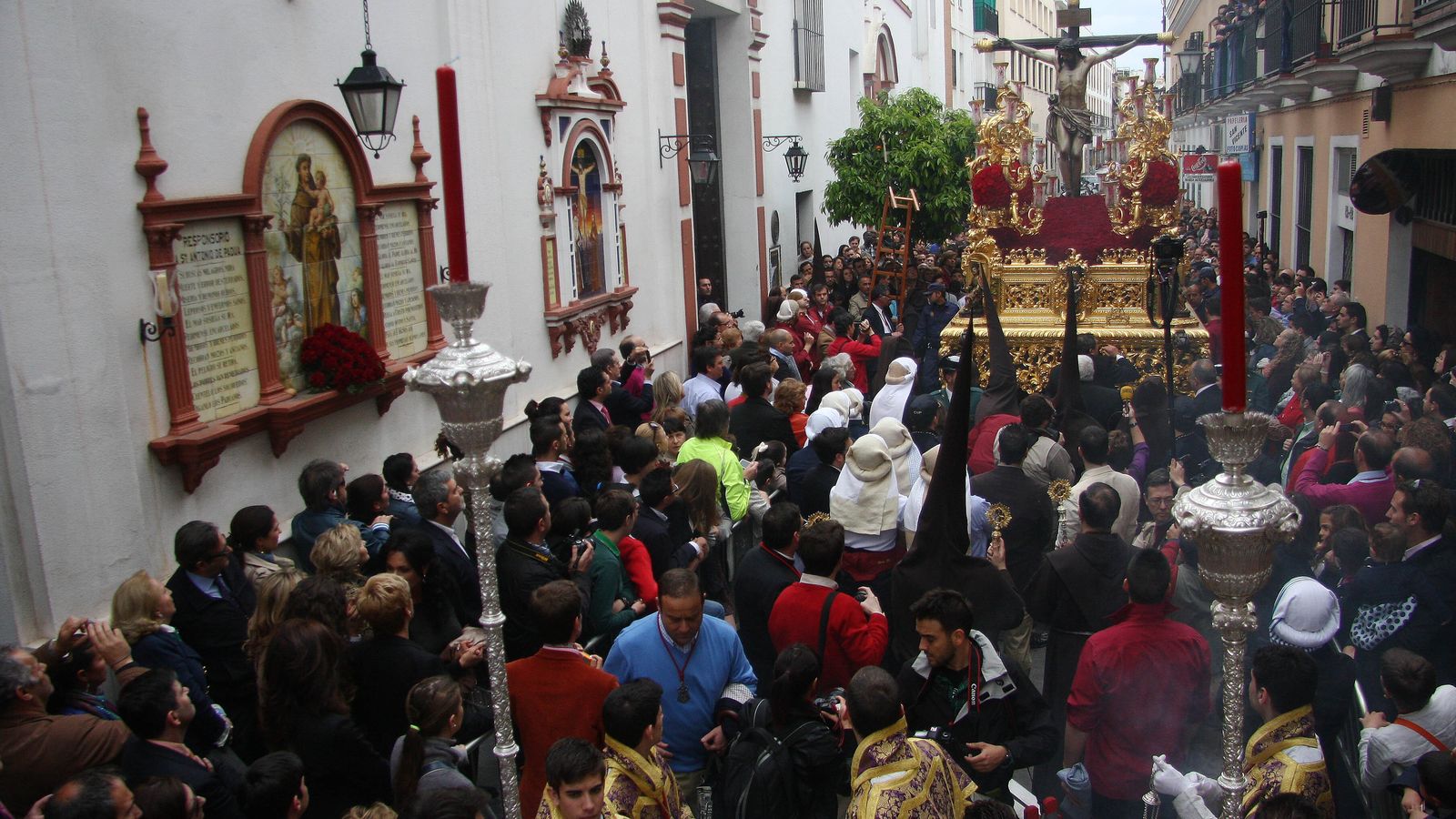 El Cristo del Buen Fin, tras salir de San Antonio de Padua el Miércoles Santo.