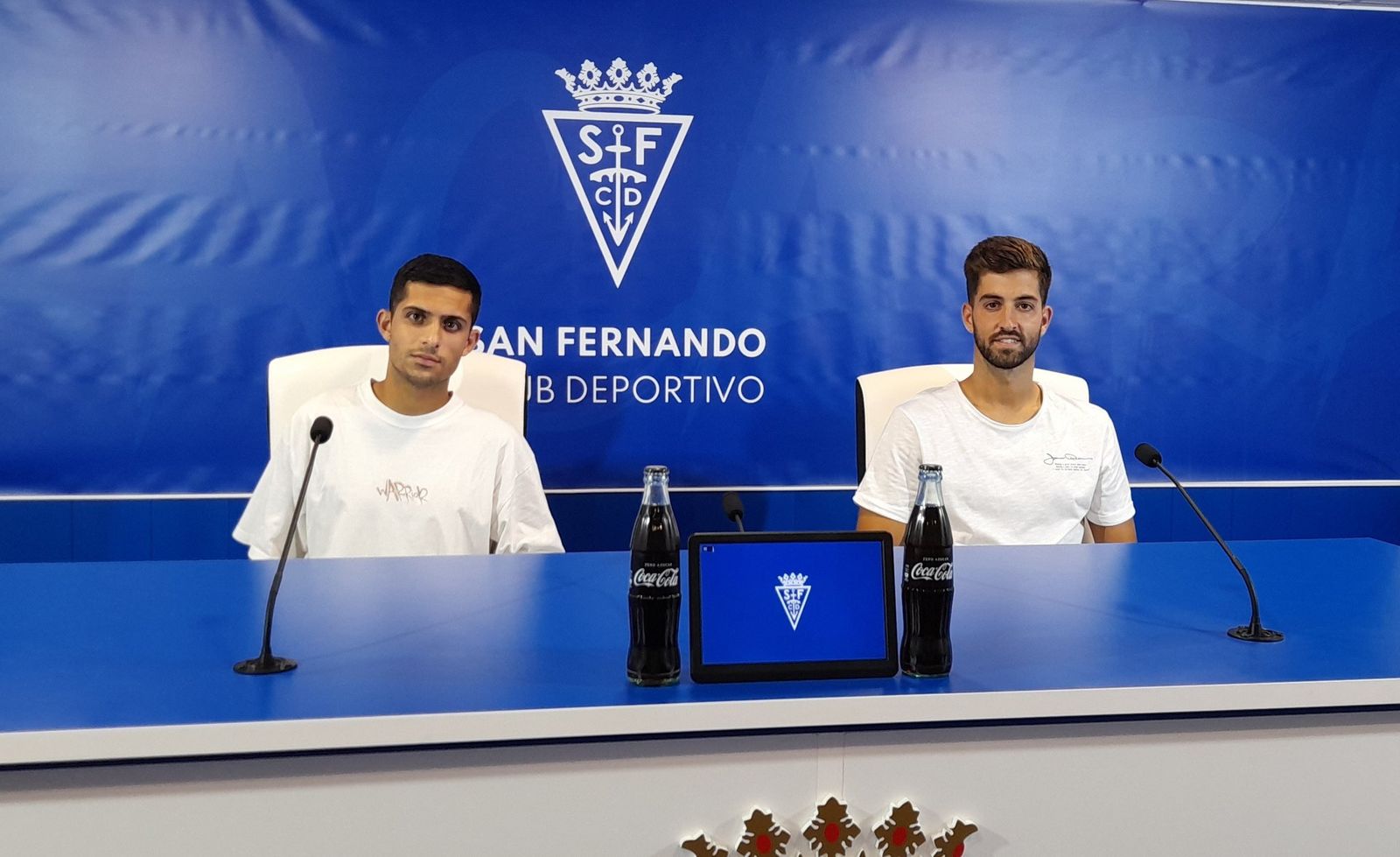 Bicho (i) y Marc Carbó, durante el acto de presentación.