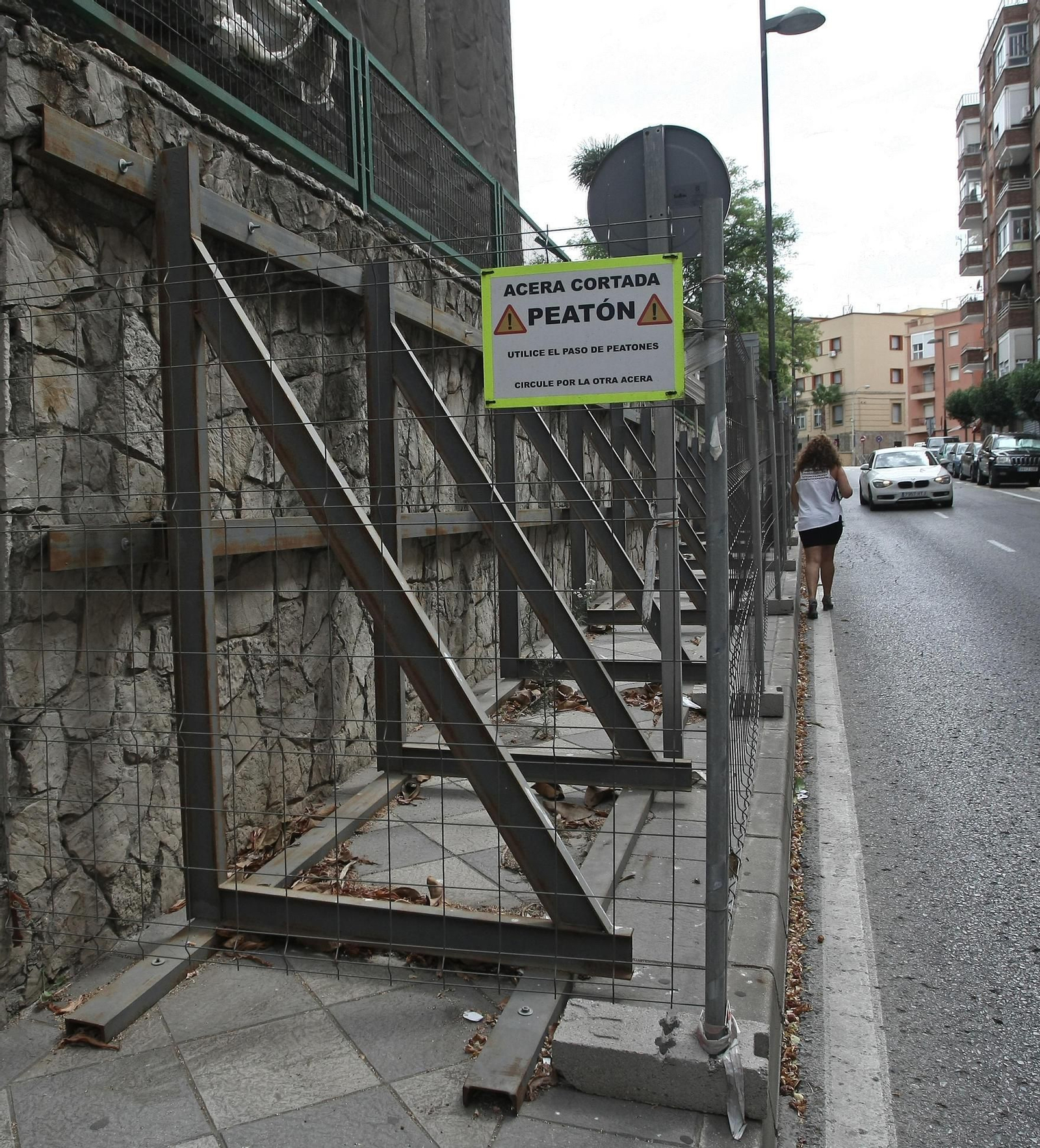 Estructura de estabilización del muro exterior de la Escuela de Arte.