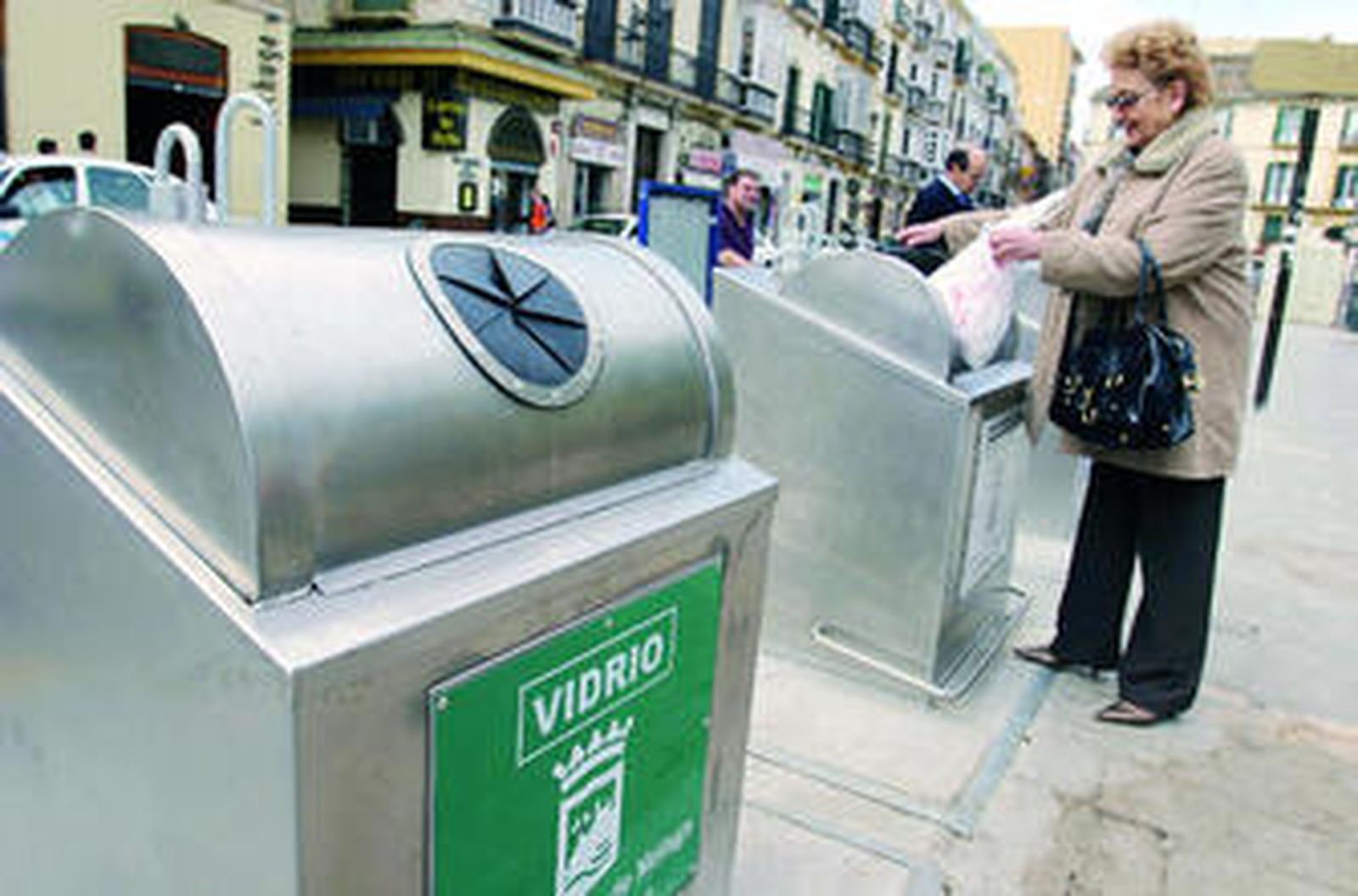 Una mujer arroja la basura en uno de los contenedores soterrados instalados en la Plaza de la Merced de la capital.
