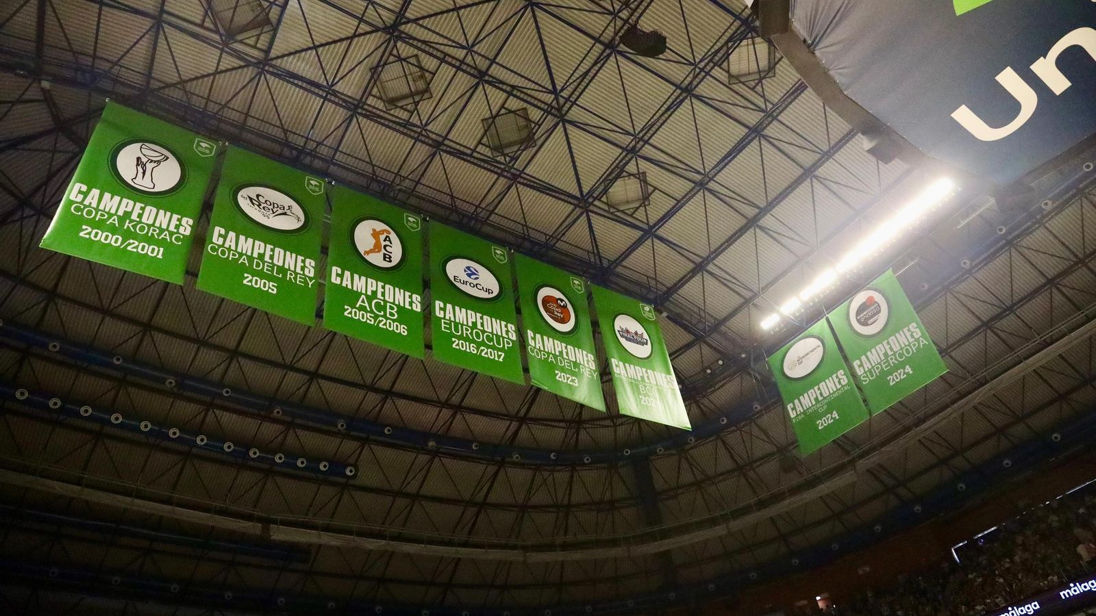La fiesta previa del Unicaja: Subida de bandera, homenaje a Toñi García, nuevo videomarcador...
