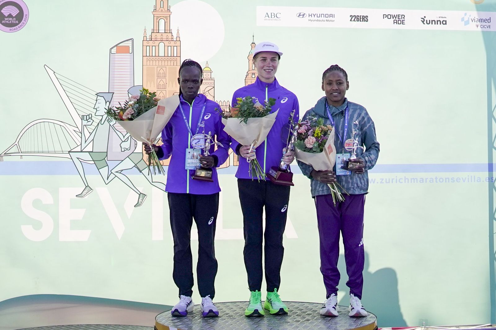 Así ha sido la entrega de premios del Zúrich Maraton de Sevilla 2026