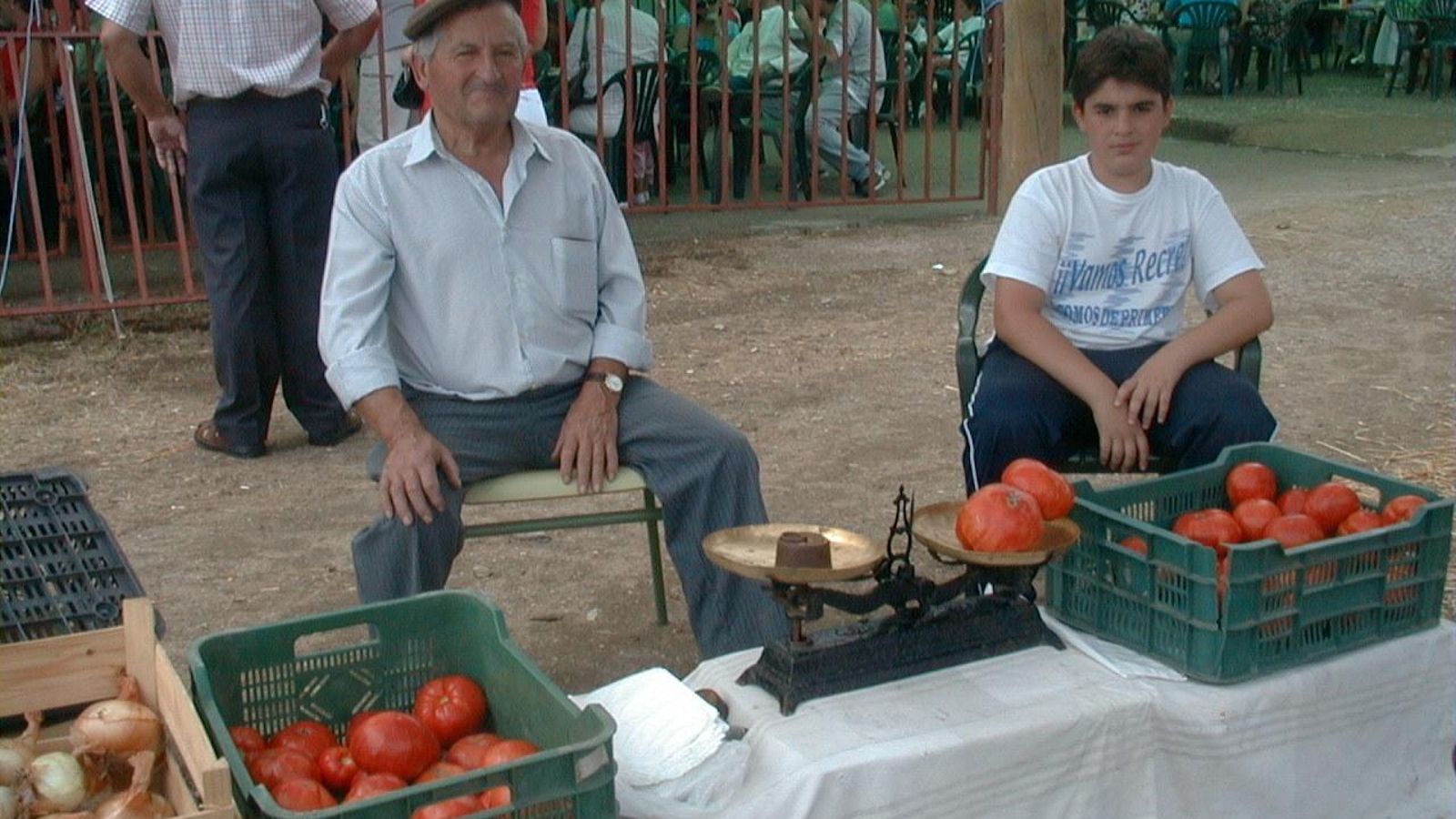 Agricultor vendiendo tomate rosa en la 'Matanza Vegetal' de Calabazares