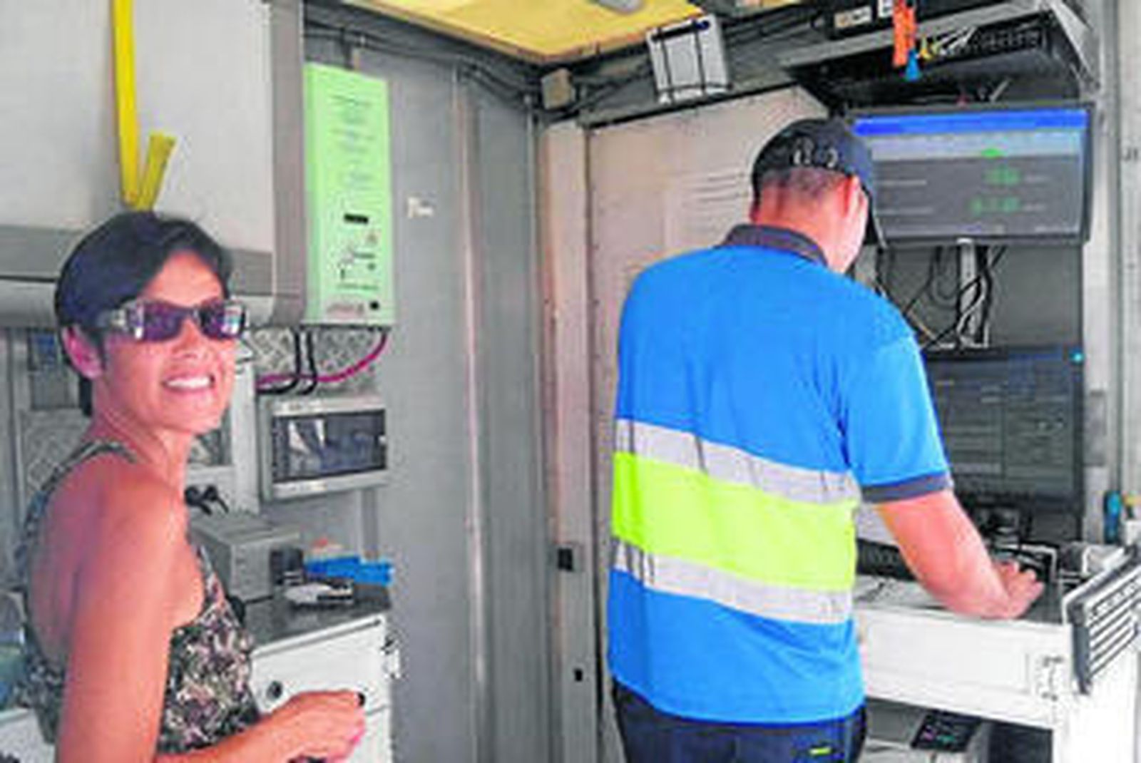 Rueda en una estación de ITV móvil en Alozaina.