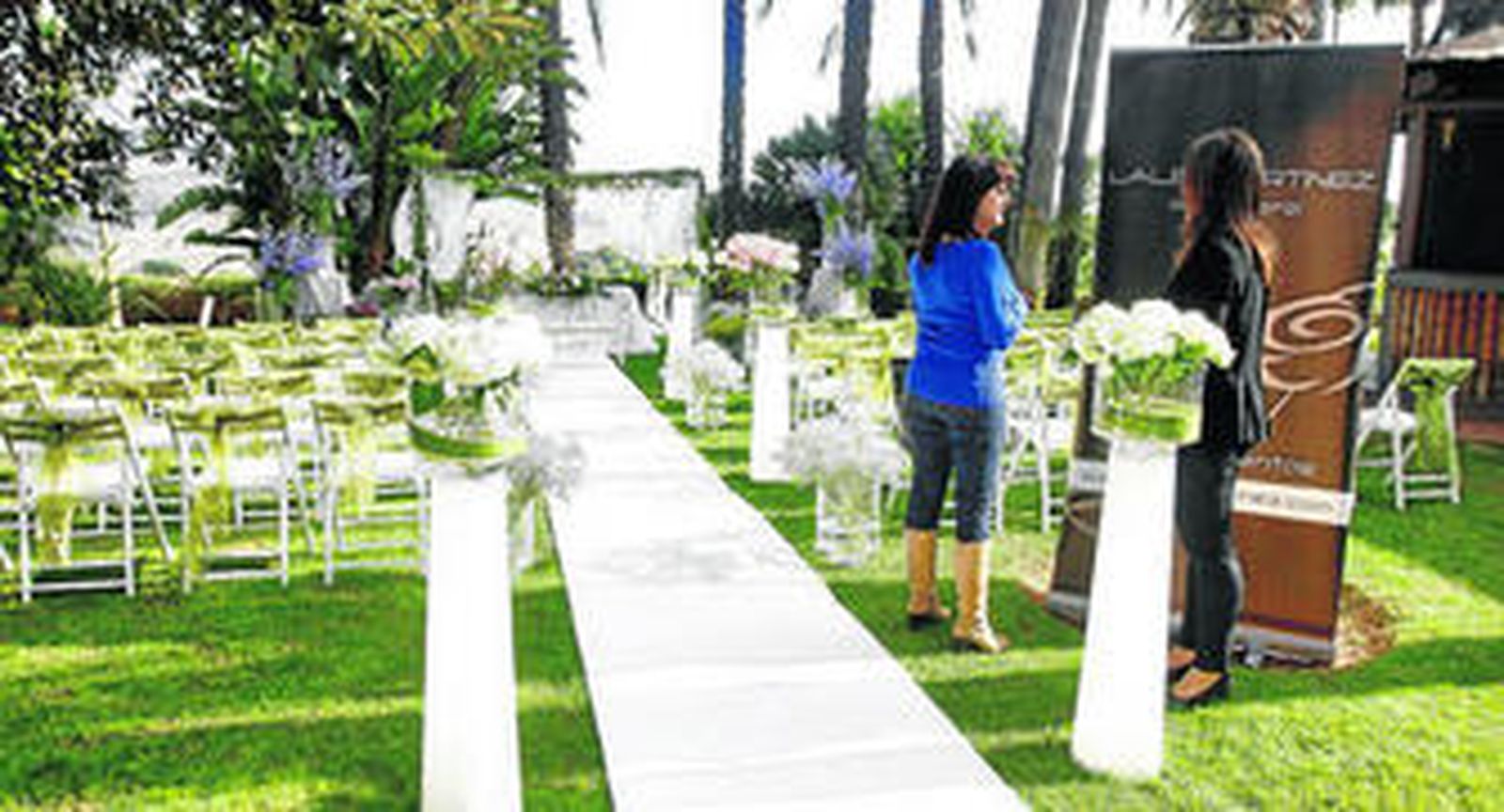 El complejo dispone de espacios al aire libre, como sus jardines, para celebrar la ceremonia. Lugares que se adaptan perfectamente a bodas desde 30 invitados en adelante.