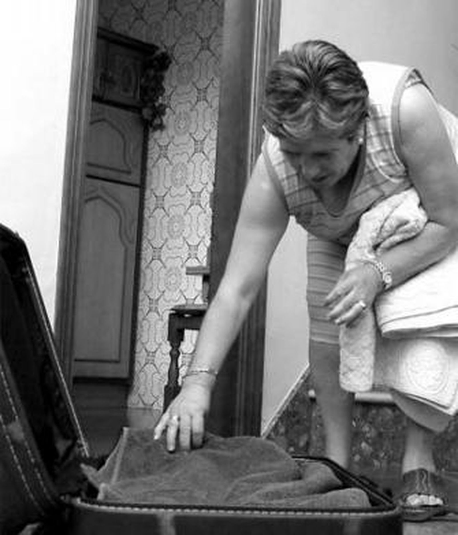 Carmona, albañil de Alcalá del Valle, mira una obra paralizada con la maleta a hombros para salir hacia Perpignan.