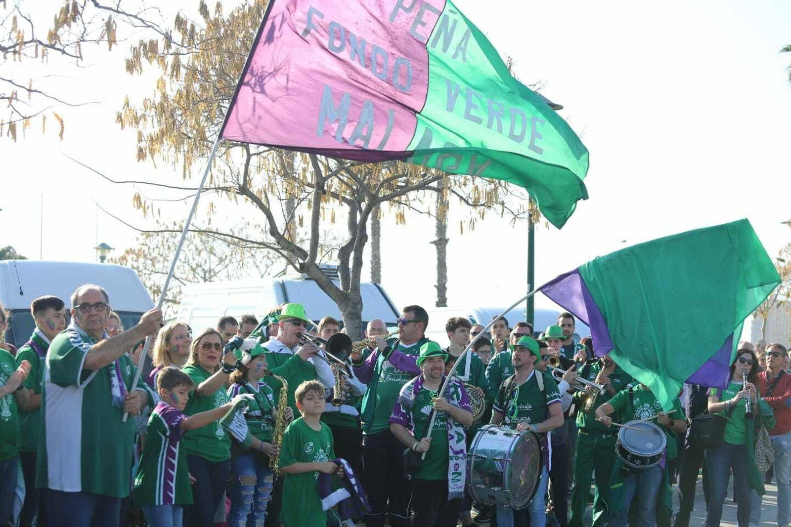 El recibimiento de la afición al Unicaja a su llegada al Martín Carpena para jugar la final de la Copa Del Rey