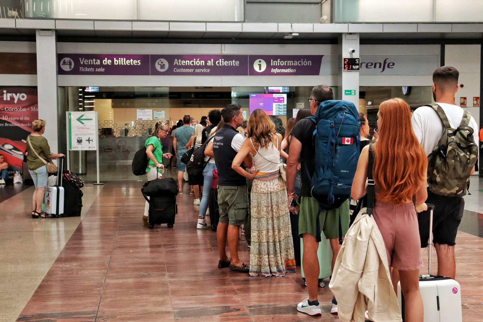 Así es el ambiente en la estación de Málaga este martes tras la cancelación de trenes.