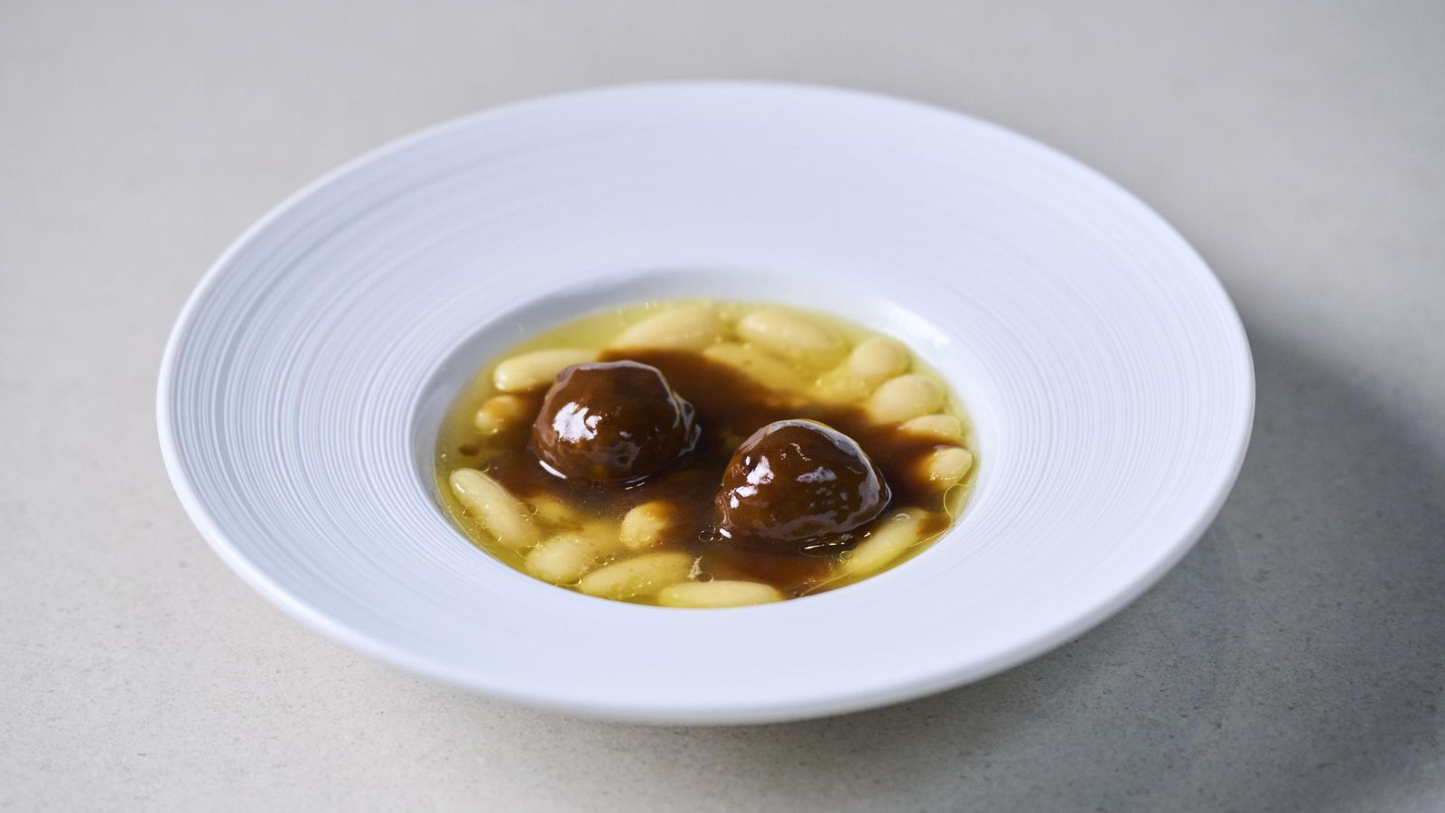 Fabes estofadas con albóndigas de Casa Marcial para Cinco Jotas