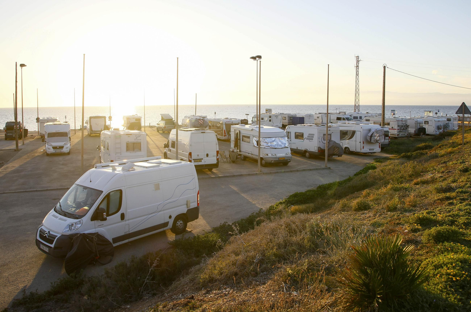 Autocaravanas estacionadas en la playa de Cabo de Gata, en imágenes