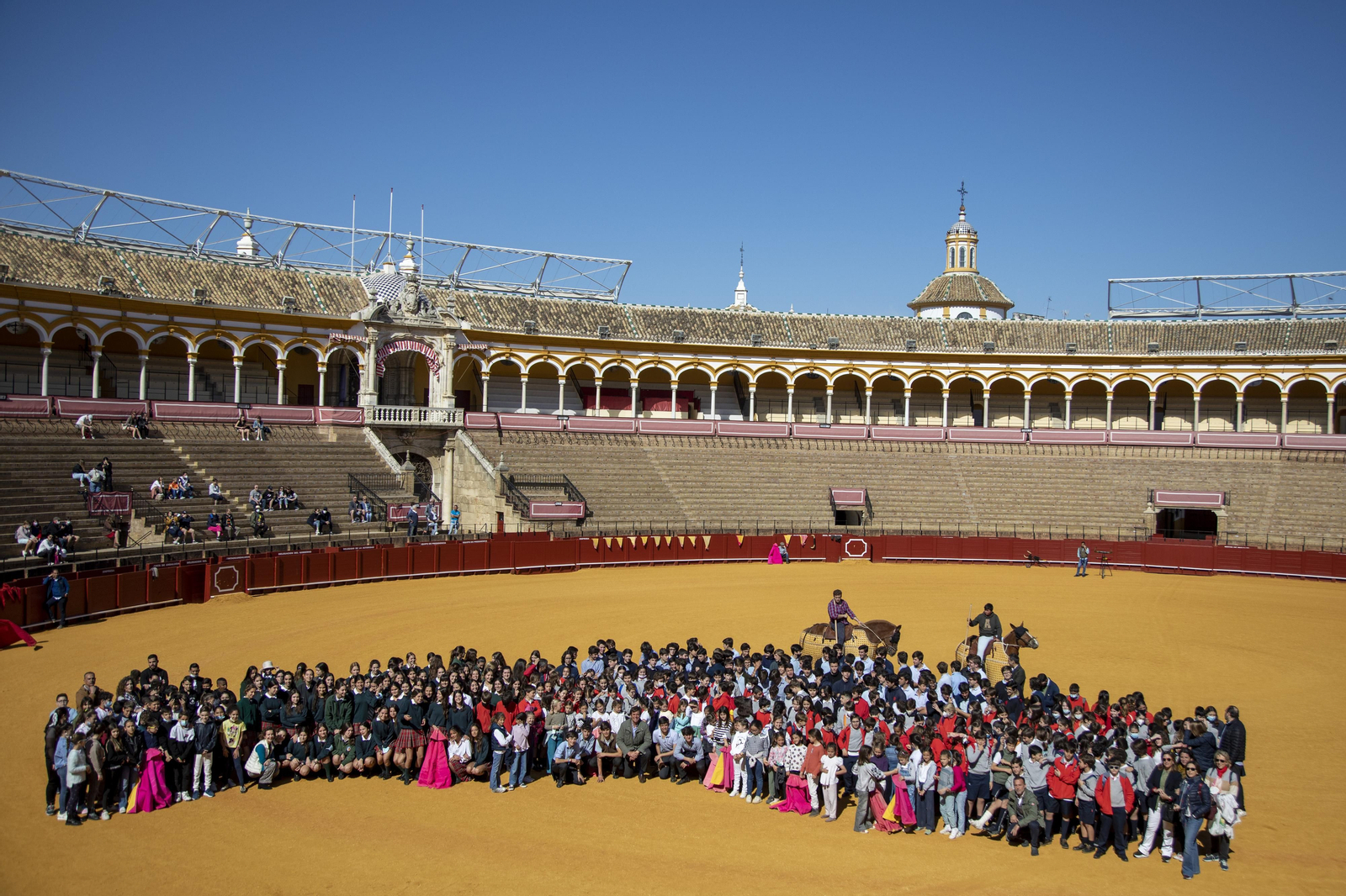 Clases de tauromaquia para un millar de escolares en el ruedo de la Maestranza.