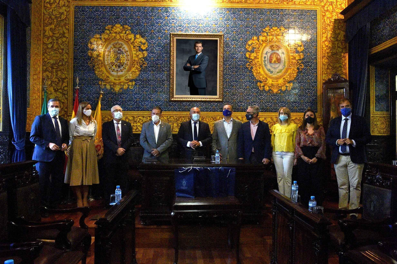 Los alcaldes posan juntos en el histórico salón de Plenos del Ayuntamiento de Algeciras.