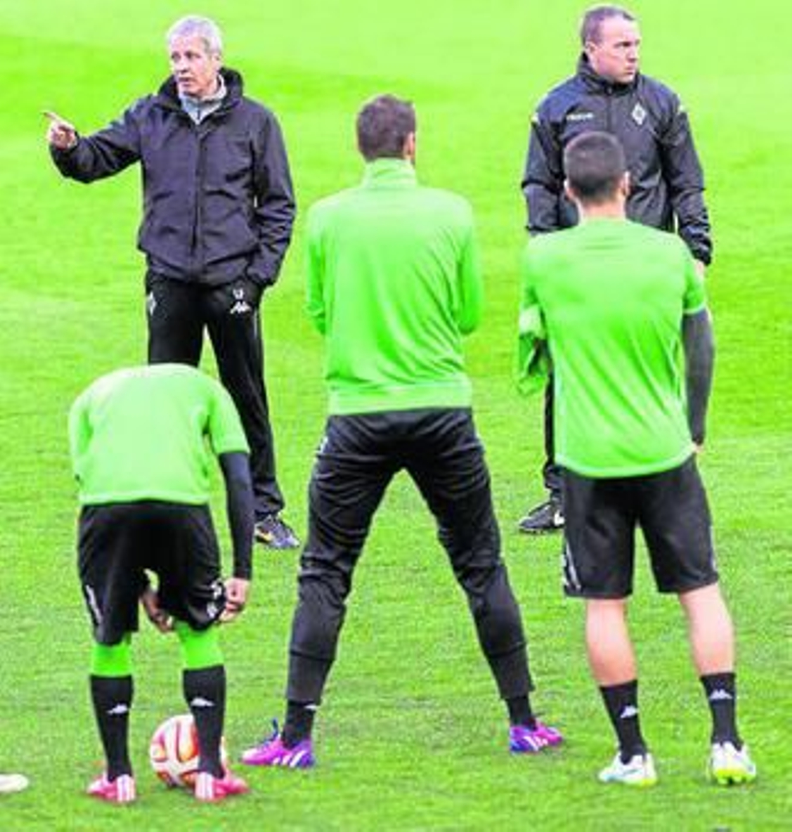 Lucien Favre se dirige a sus jugadores en el Sánchez-Pizjuán.