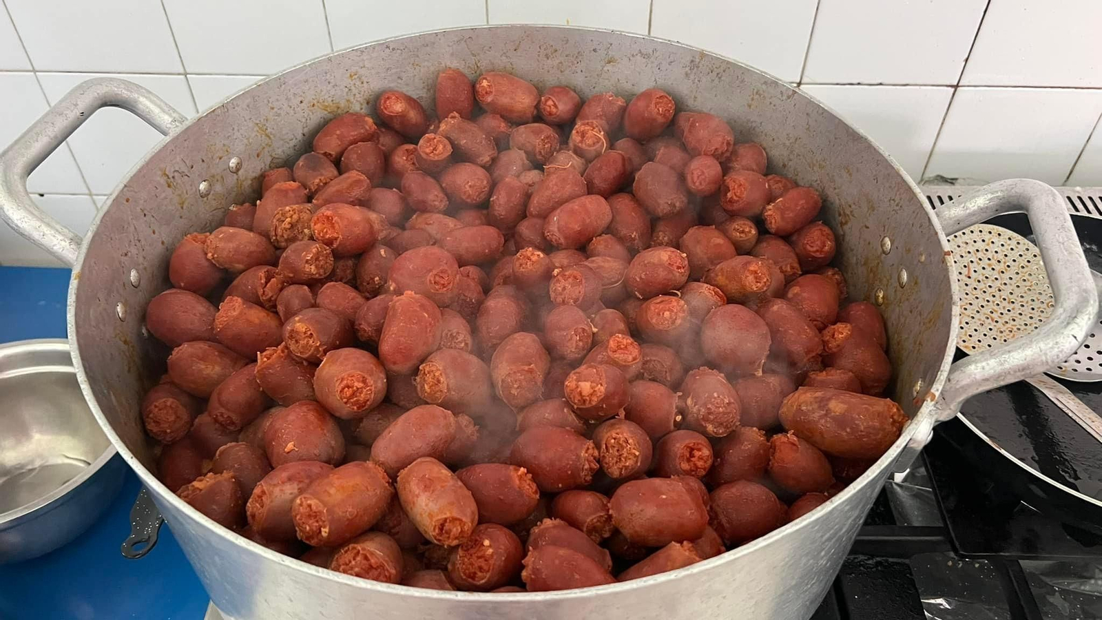 Una olla de chorizos guisados en una edición pasada de la 'Chorizada Popular'