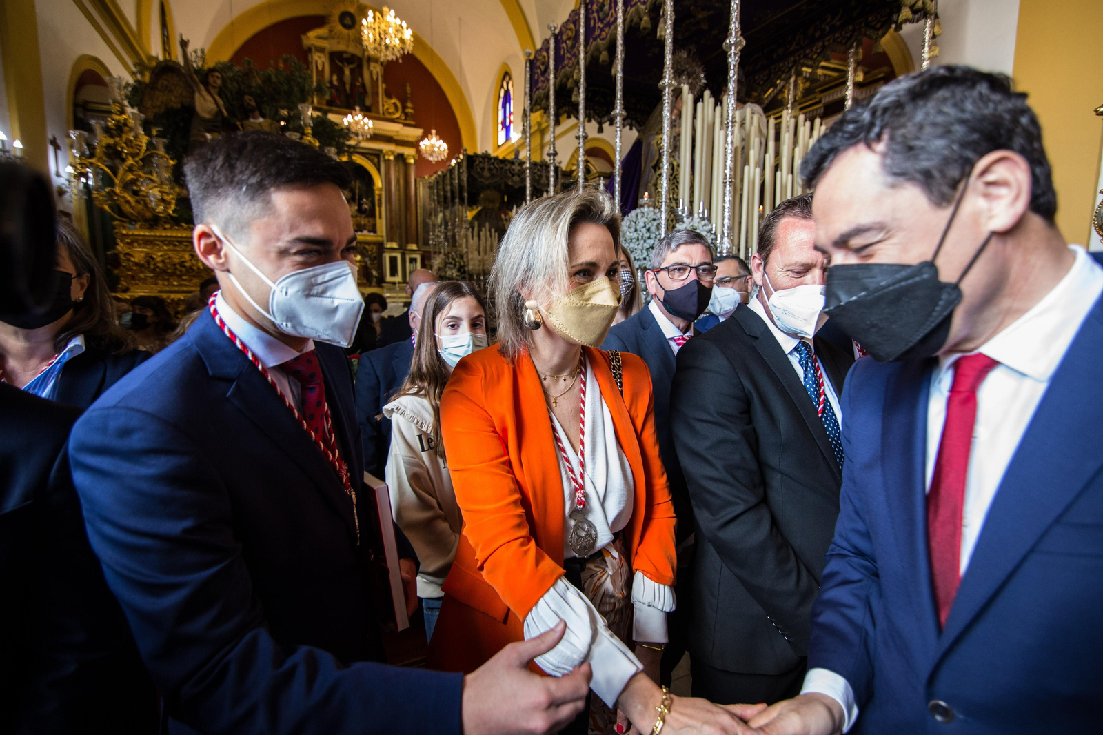 Así ha sido la visita del presidente de la Junta a las hermandades del Lunes Santo de San Fernando