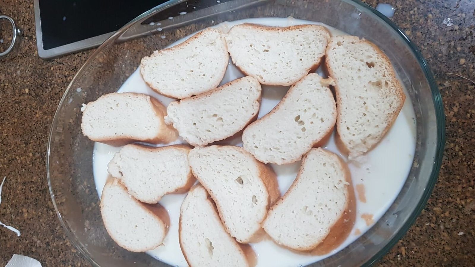 Empapamos las rebanadas en la leche con azúcar y canela en rama, que no esté demasiado caliente.