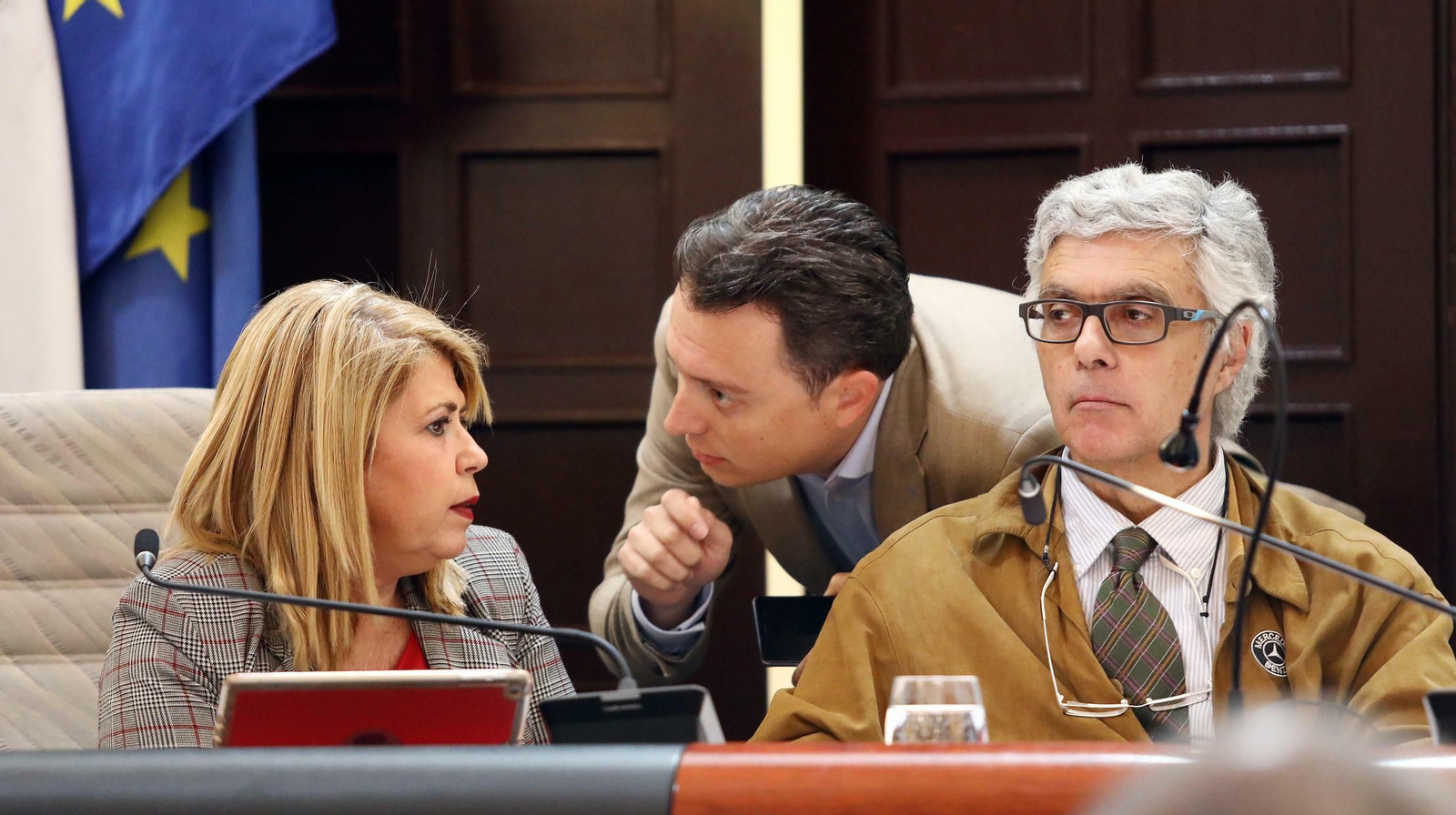 Mamen Sánchez y Santiago Galván conversan durante el pleno en presencia del secretario municipal.