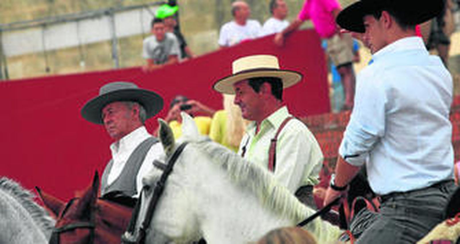 Tres jinetes a lomos de sus caballos, ayer en el recinto ferial de San Roque.
